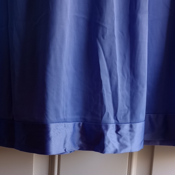 Exquisite Form sleeveless night gowns. - Picture 7 of 8